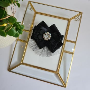 accesoriu negru camasa