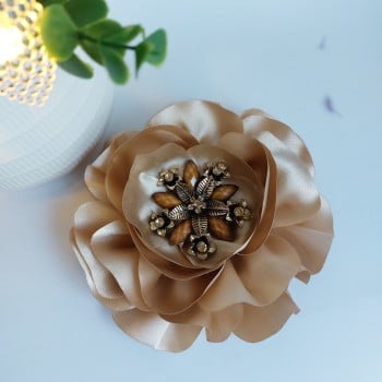 Brosa tip floare aurie