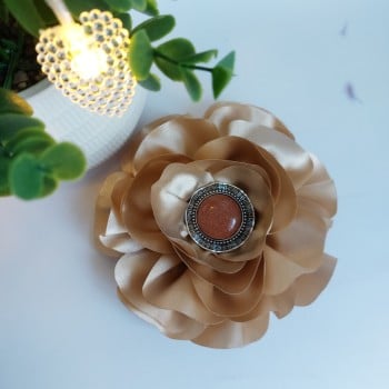 brosa tip floare aurie